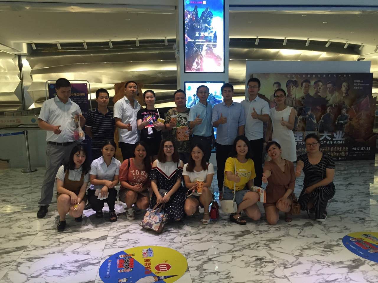 公司銷售精英集體看電影《戰(zhàn)狼2》，震撼人心，大呼過癮！